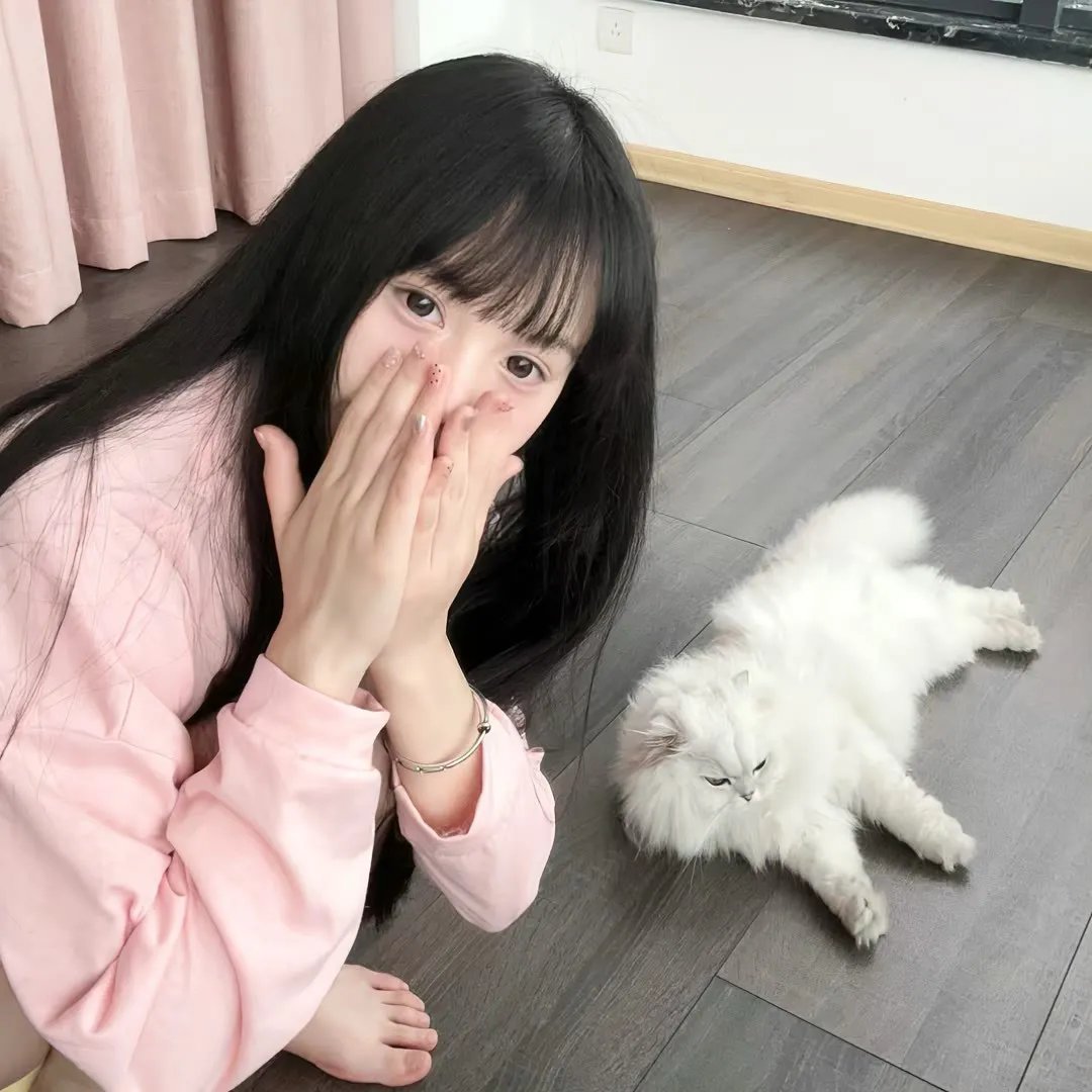 给小酒馆女子喝高杯酒